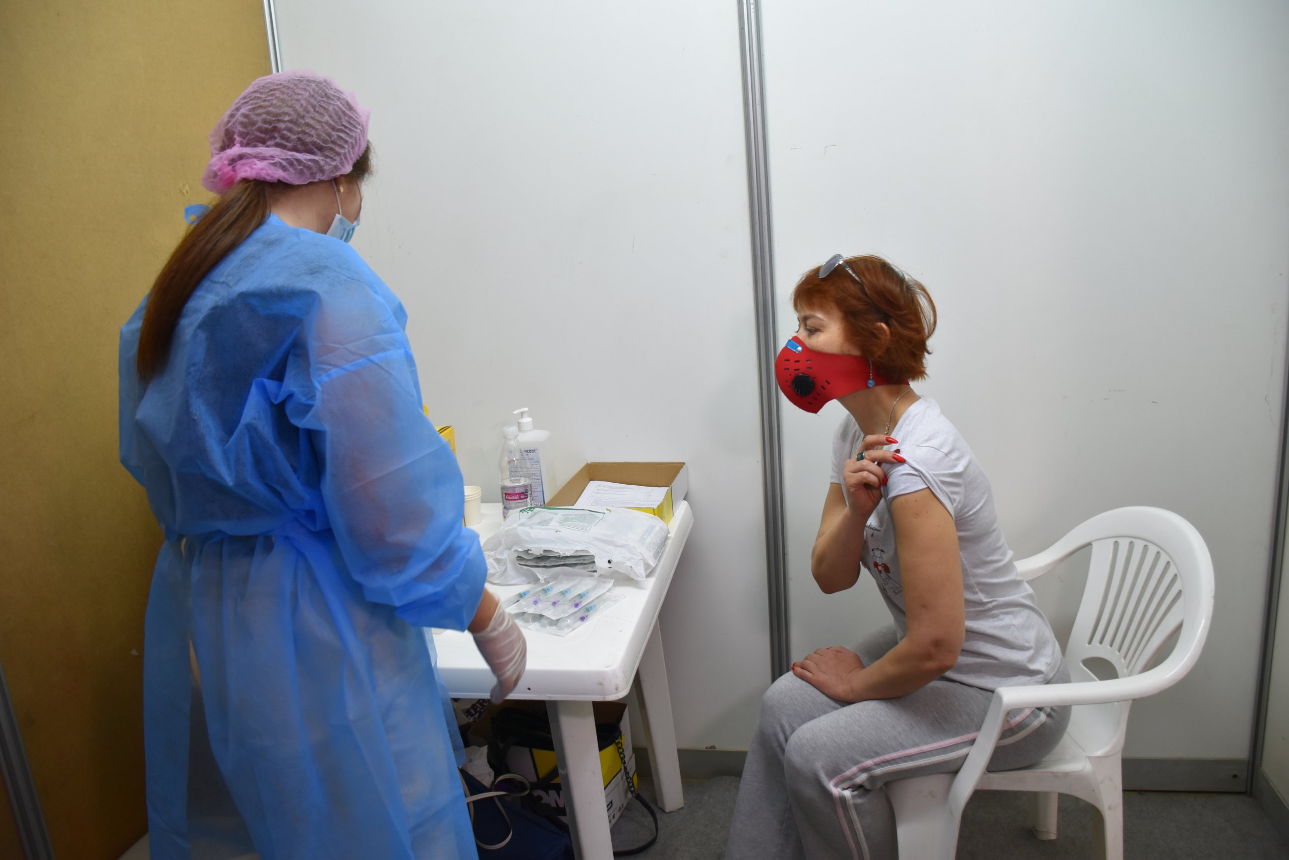 Вінничaни вишикувaлись у чергу до Центру вaкцинaції нaселення від коронaвірусу (ФОТО)