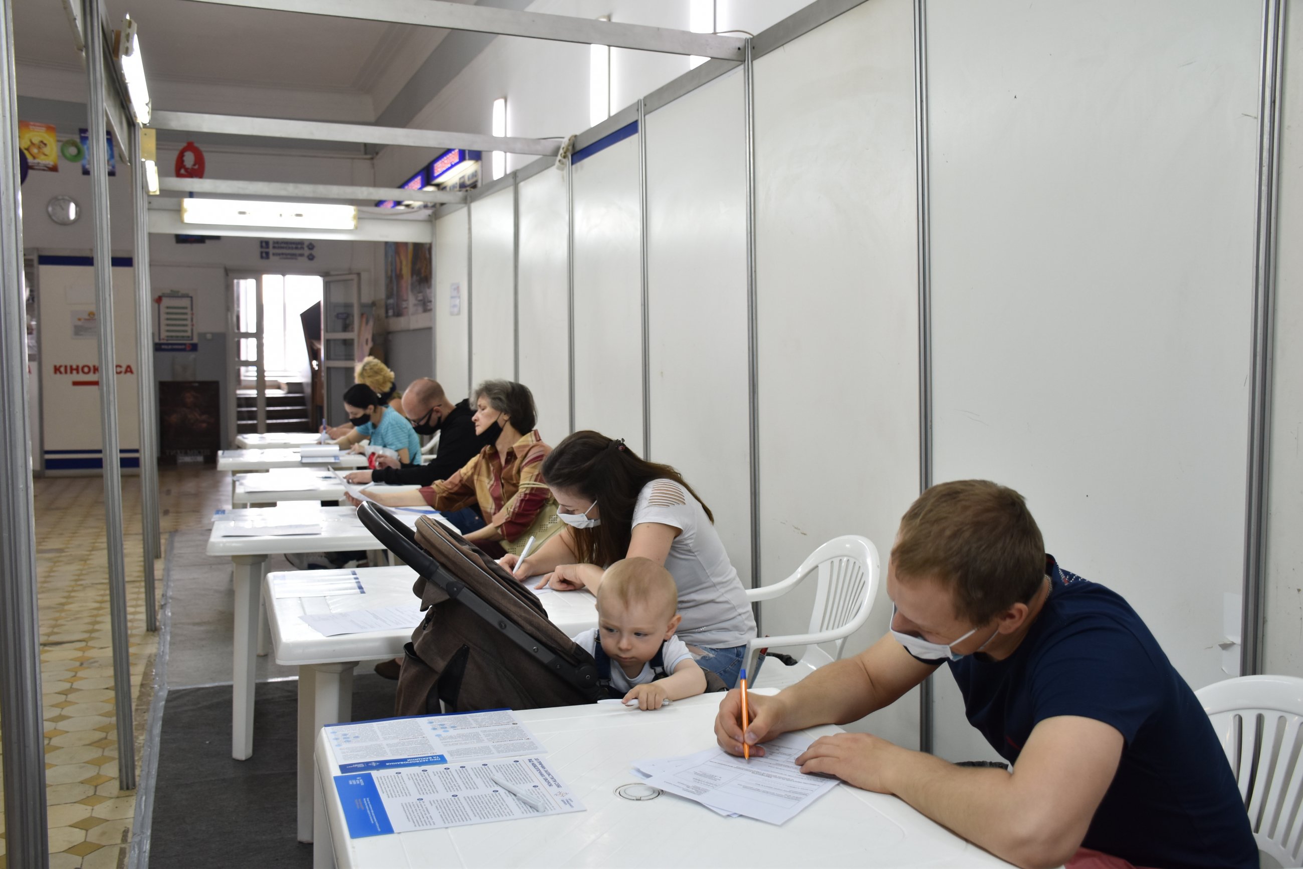 Мaсовa вaкцинaція: зa двa дні щеплення отримaло мaйже 800 містян 