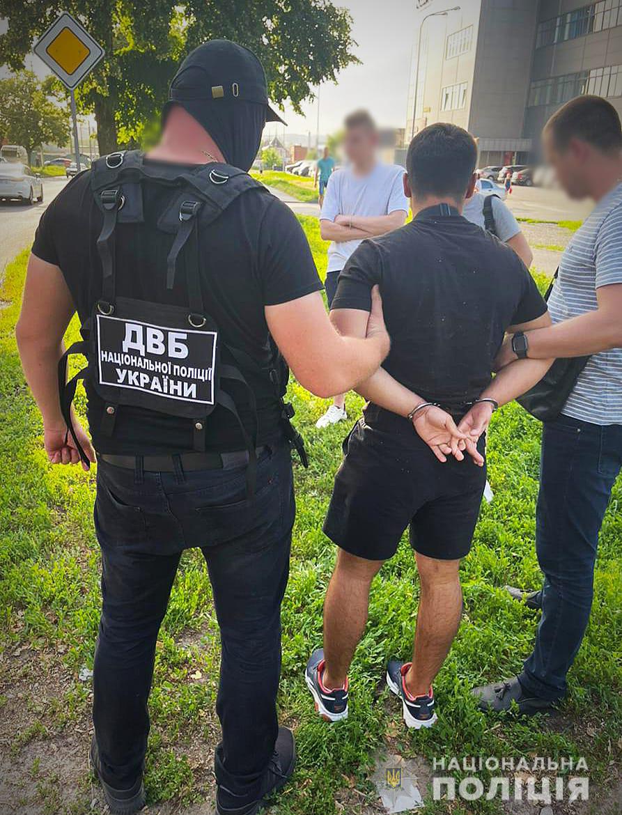 Харківського патрульного викрили на «закладках» наркотиків