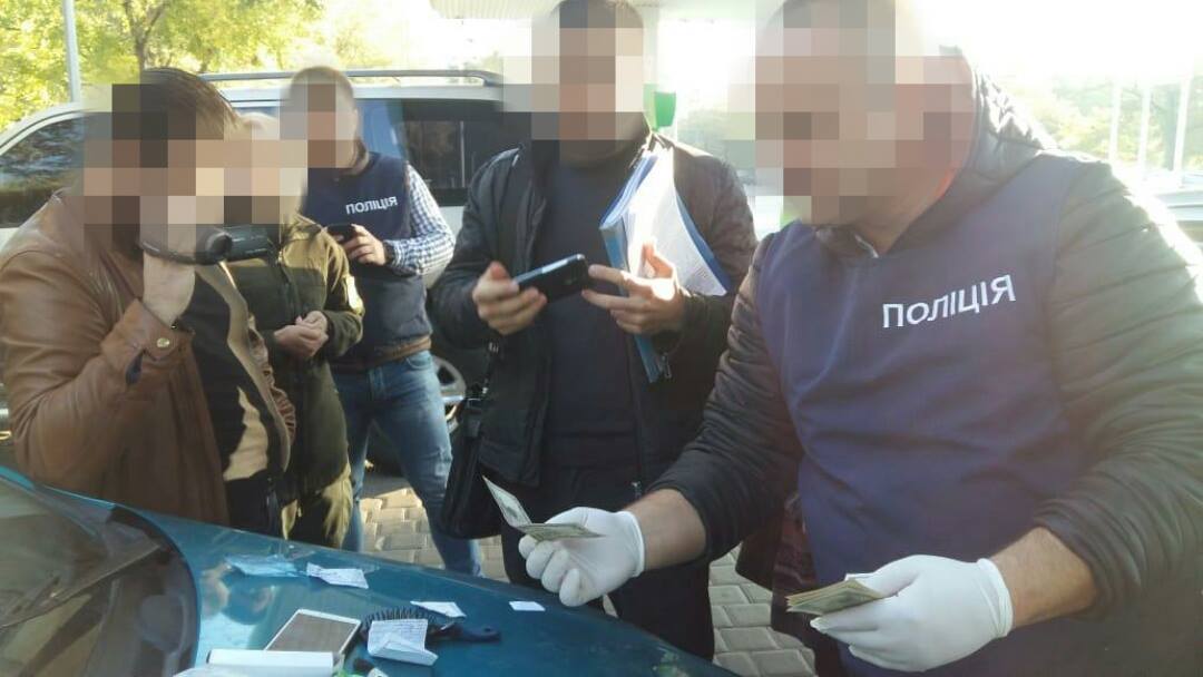 Инспекторa погрaничной службы зaдержaли во время получения крупной взятки в Одессе