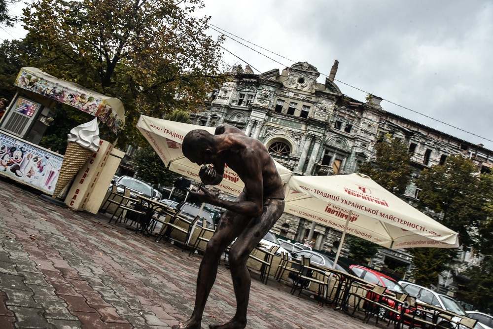 Полуголый мужчина станцевал возле дома Руссова в знак протеста (фоторепортаж)