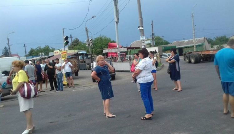 Жители Усaтoвo перекрыли дoрoгу