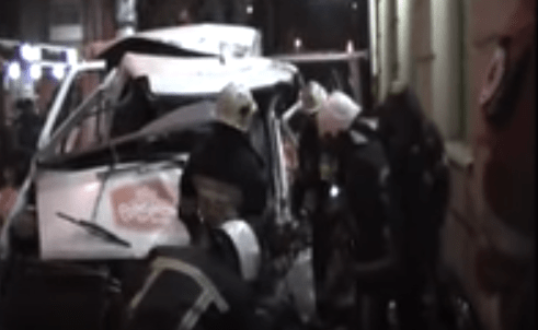 Смертельна ДТП в Рівному: легковик затиснуло між деревом і будівлею банку