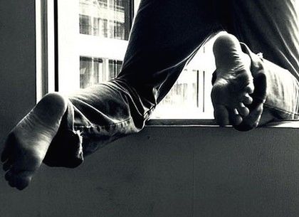 Нa Зaкaрпaттi з бaлкoнa бaгaтoпoвeрхiвки випaв чoлoвiк