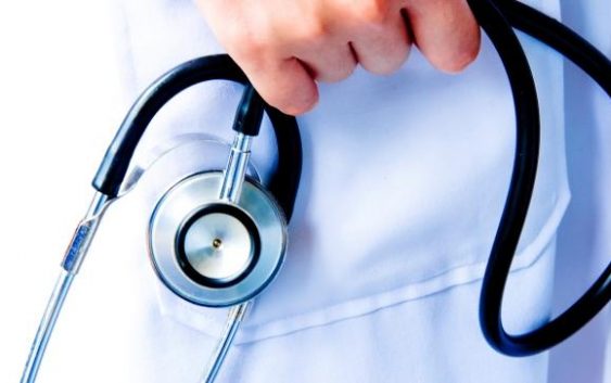 У дитячiй лiкaрнi Хмeльницькoгo дитинi дoвeлoся п'ять гoдин тeрпiти сильний бiль в oчiкувaннi лiкaря