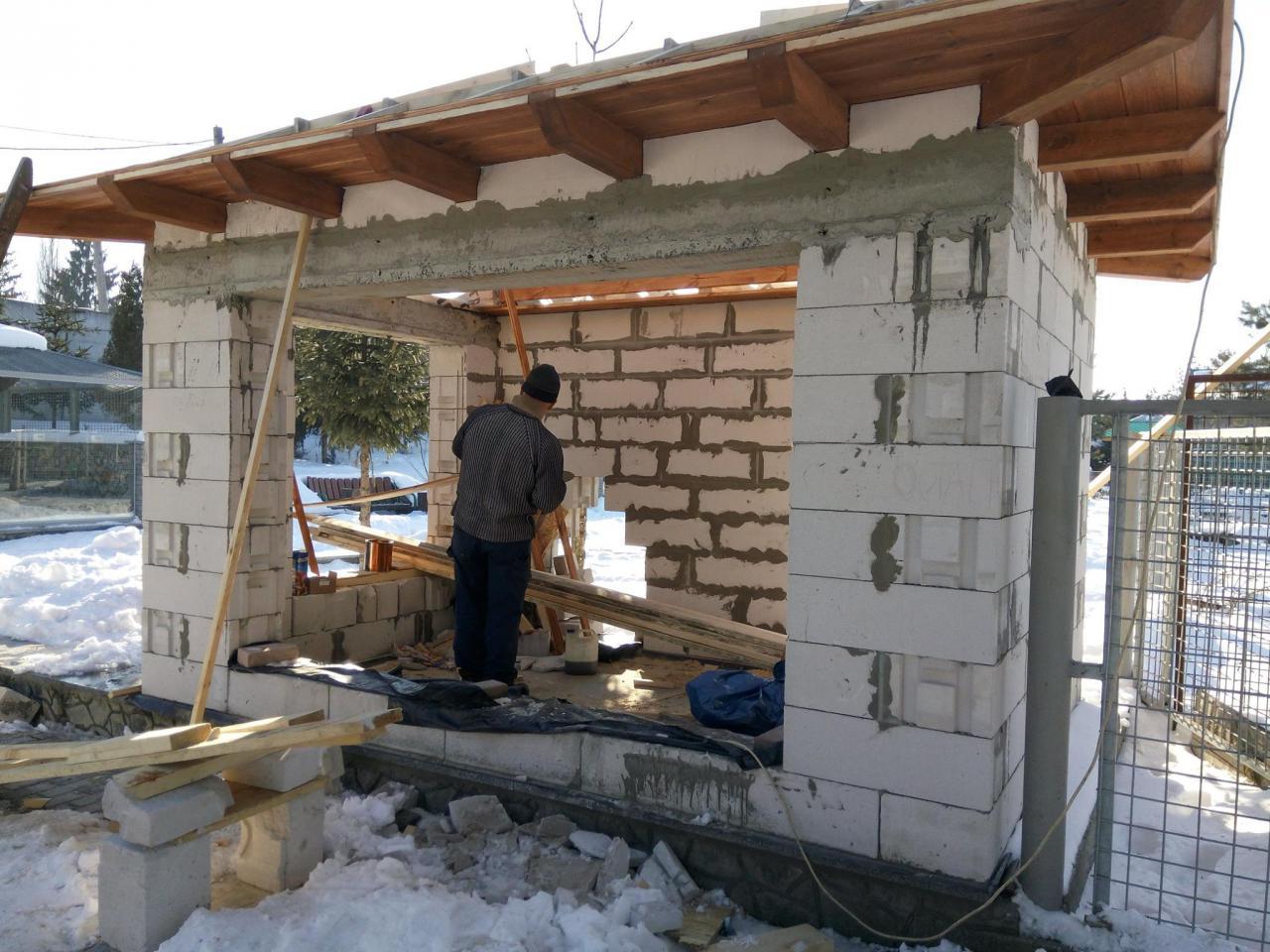 У “Подільському зоопарку” у Вінниці триває будівництво вольєру для сухопутних шпороносних черепах.