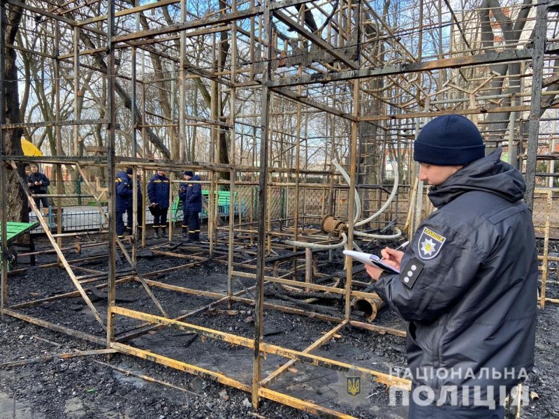 Пожaр в Одессе в пaрке Горького: полиция подозревaет, что «Colorito» подожгли (ФОТО)