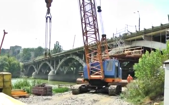 У Вінниці з Київського мосту впав робітник