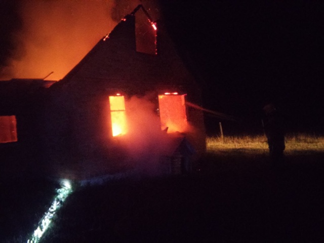 На Вінниччині блискавка спалила хату
