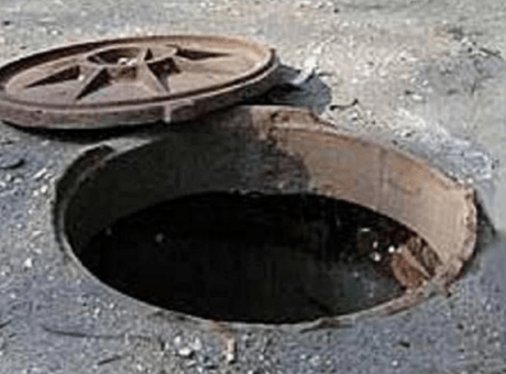 У Миколаєві в каналізаційний люк впав батько з немовлям