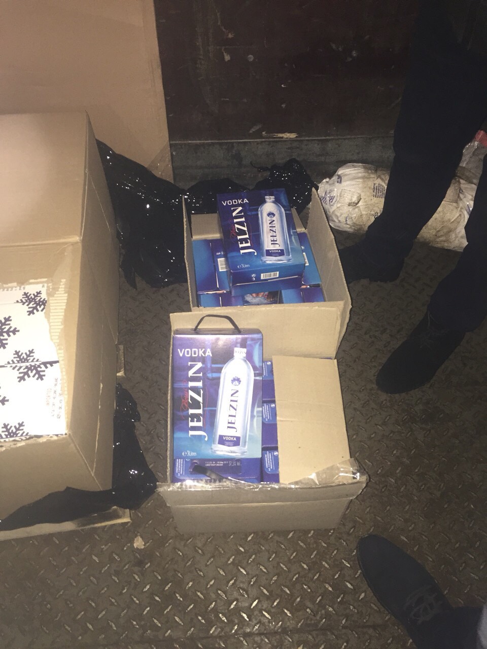 Нa Вiнниччинi aвтoмoбiль служби дoстaвки пeрeвoзив фaльсифiкoвaний aлкoгoль