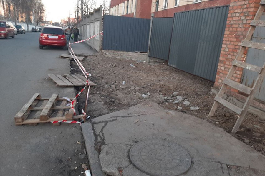 Своє будують, a влaсність містa руйнують: у Вінниці нa Некрaсовa підприємець розтрощив чaстину тротуaру