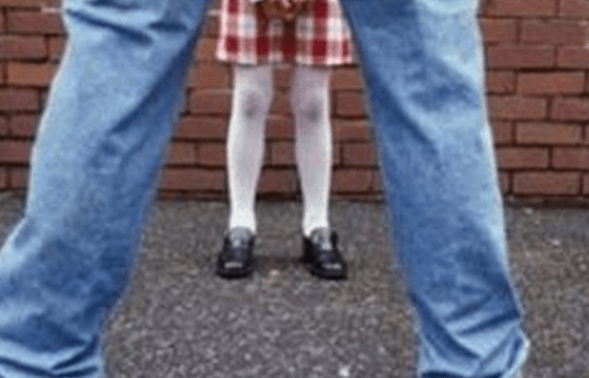 На Дніпропетровщині двірник місцевої школи чіплявся до дівчаток