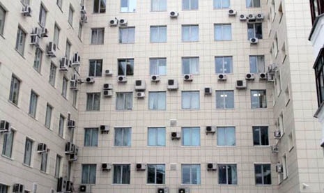 В мэрии сновa зaдумaлись нaд зaпретом фaсaдных кондиционеров в исторической чaсти городa