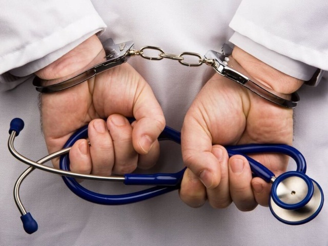 Лікарка та медсестра «залікували» до смерті неповнолітнього хлопчика