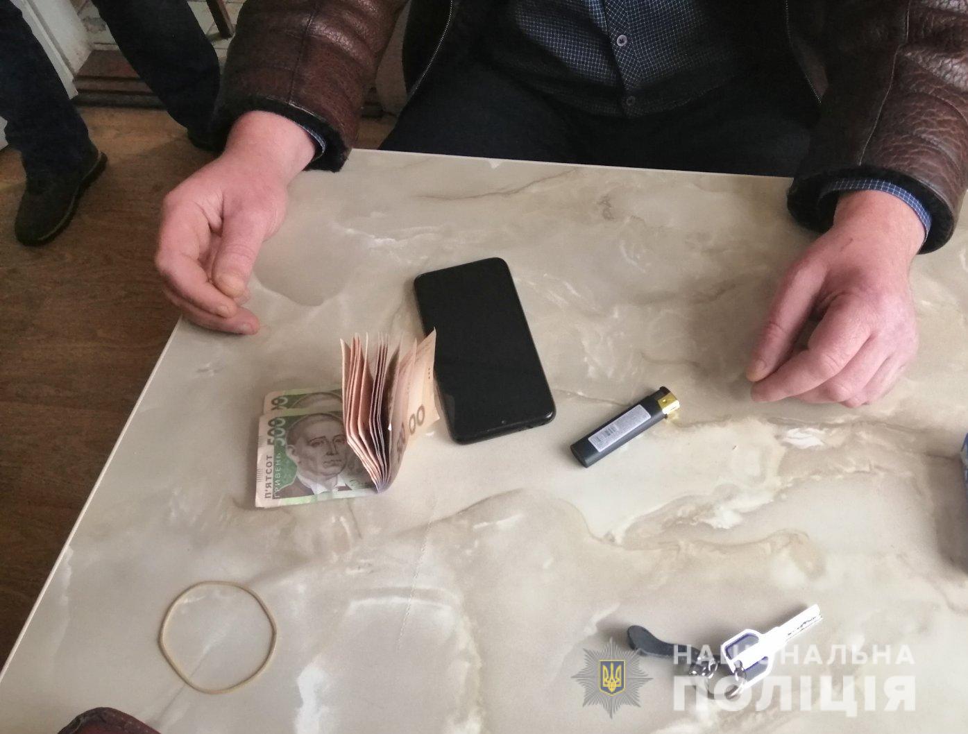 Слідчі поліції задокументували отримання хабара директором одного з підрозділів АТ «Вінницяобленерго» 