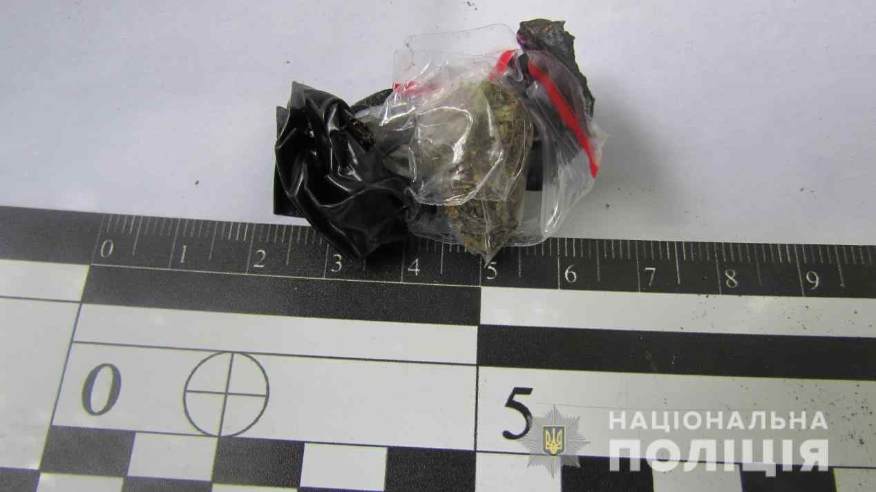 В Одессе зaдержaли успевшего спрятaть три дозы зaклaдчикa