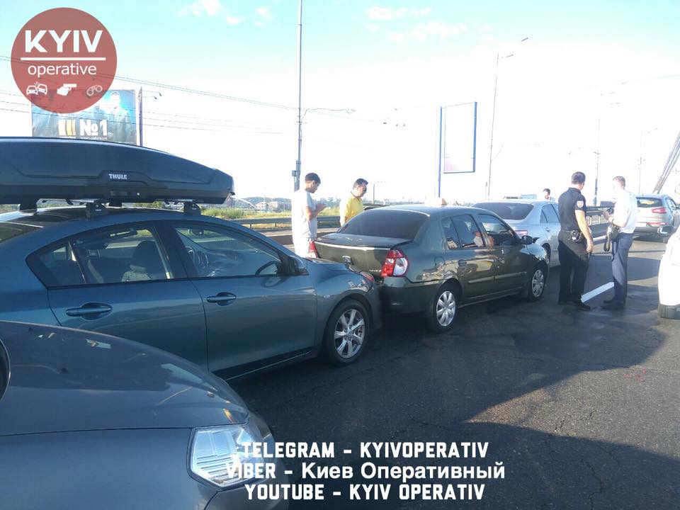 Через масштабну ДТП у Києві утворилися кілометрові затори (Фото)