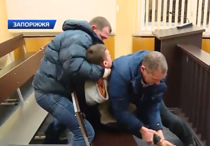 У Запоріжжі чоловік у залі суду намагався покінчити з собою