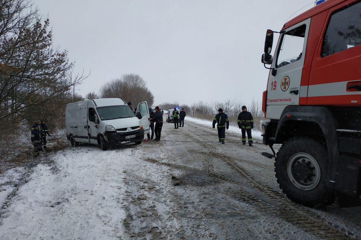 На Вінниччині сім автівок потрапили у снігову пастку