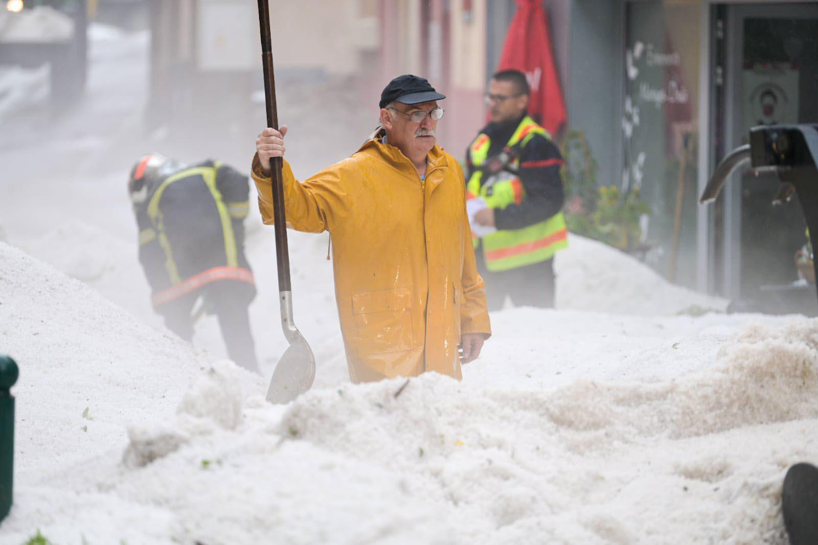 Шторм на сході Франції "поховав" місто під 60 сантиметрами граду