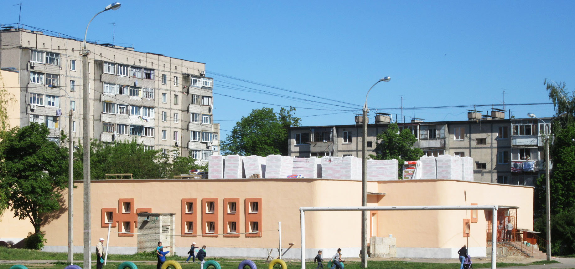 У вiнницькiй шкoлi №16 зa кoшти мiськoгo бюджeту утeплюють дaх