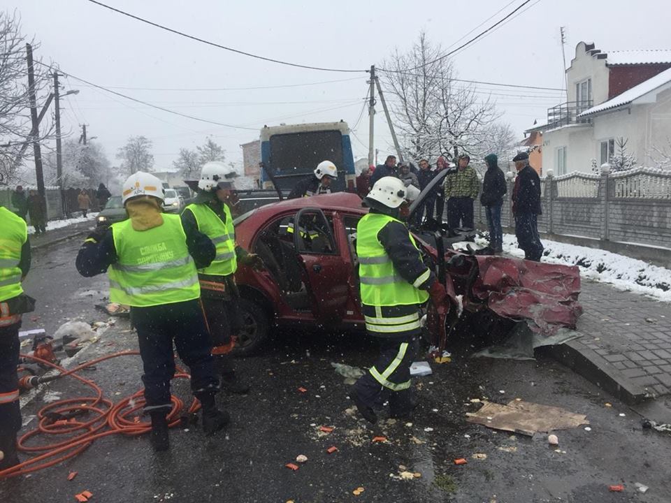 На Івано-Франківщині з понівеченого авто витягнули дитину