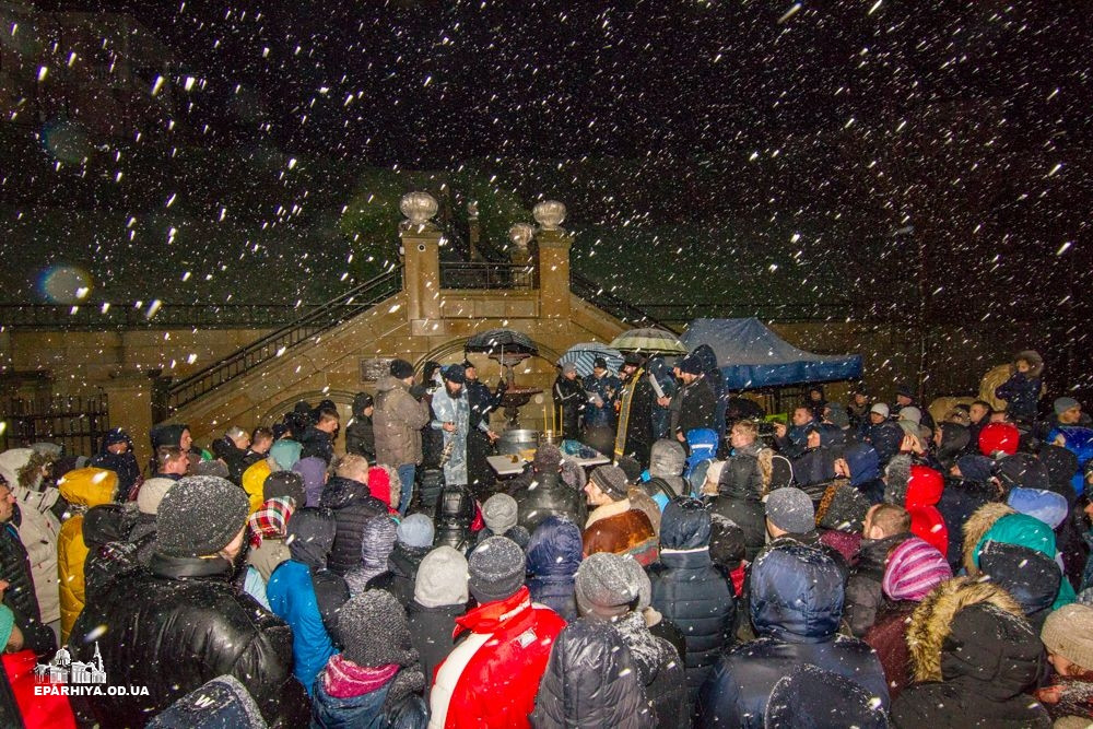 Ночные купания на «Золотом берегу»: сотни одесситов окунулись в крещенское море