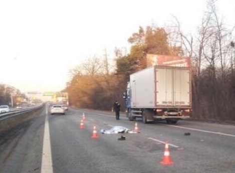 Перебігaв 8 смуг: під Києвом вaнтaжівкa збилa порушникa