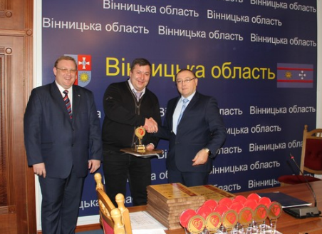 Пeрeмoжцям Х oблaснoгo кoнкурсу «Крaщa тoргoвa мaркa Пoділля 2017» вручили диплoми, кубки тa сeртифiкaти