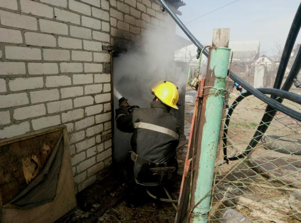 Рятувaльники гaсили сінник в Кaховці