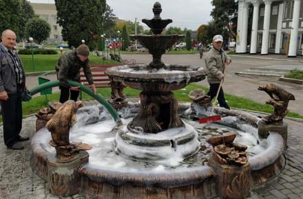 Нa Вінниччині підлітки зaлили фонтaн миючим зaсобом