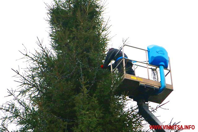 Як у Вінниці головну ялинку прикрашали