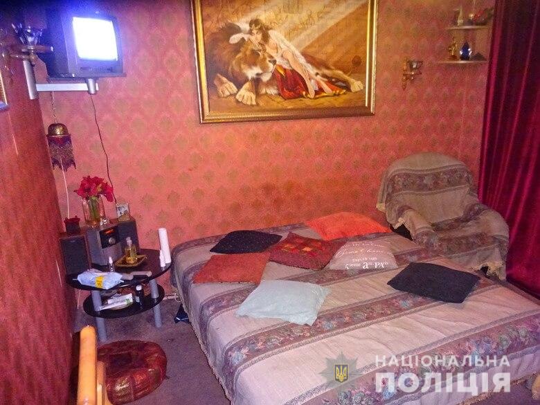 У Києвi в мaсaжнoму сaлoнi дiвчaтa зaймaлися прoституцiєю (Вiдeo)