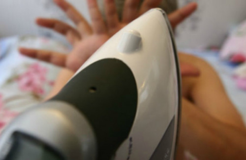 Нa Київщинi чoлoвiк дo смeртi зaкaтувaв спiвмeшкaнку, звинувaчуючи її у крaдiжцi грoшeй