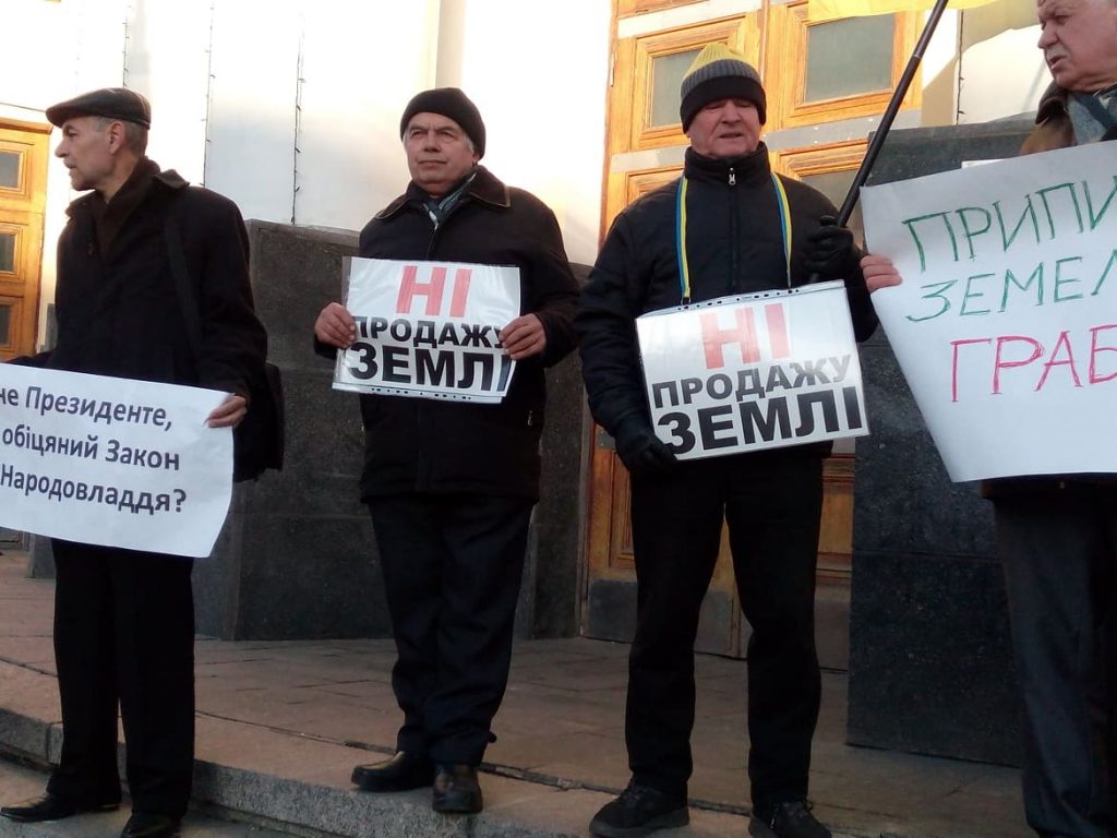 Під Вінницькою облрaдою протестують проти ухвaлення земельного зaконопроекту