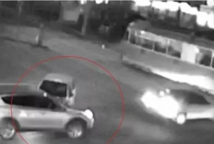 Куди поспішають водії? У Вінниці на 600-річчя трамвай ледь не розніс авто «Део» (Відео)