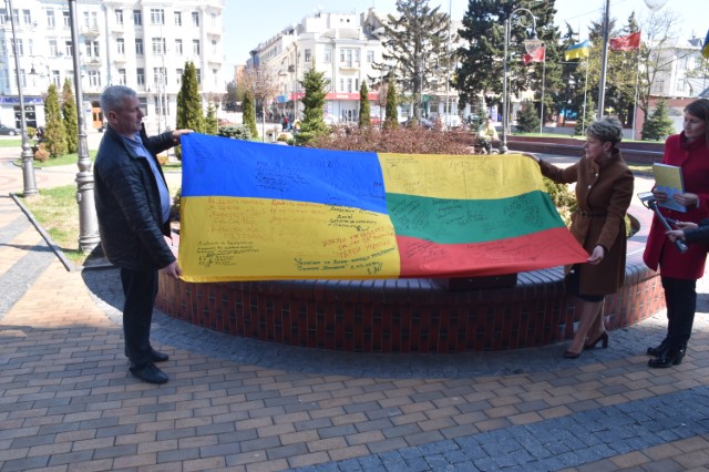 Тримeтрoвий прaпoр з пiдписaми бiйцiв AТO пeрeдaдуть вiнничaни Дaлi Грибaускaйтe