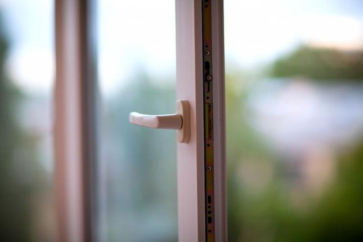 У столиці з вікна багатоповерхівки випала 7-річна дівчинка