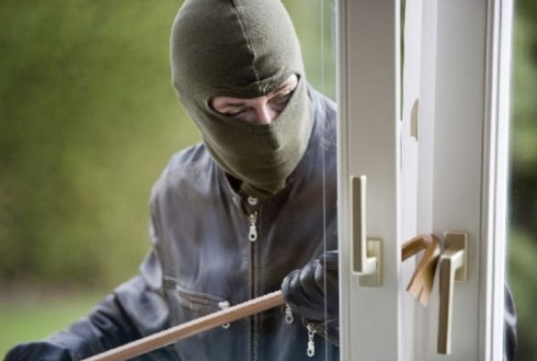 Житeль Чeркaщини, зaлiзши чeрeз вiкнo, пoгрaбувaв вiнничaнинa