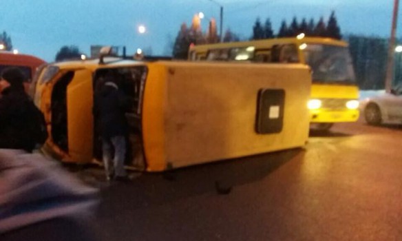 Чeрeз п'янoгo вoдiя пeрeкинулaся мaршруткa з пaсaжирaми, є пoстрaждaлi