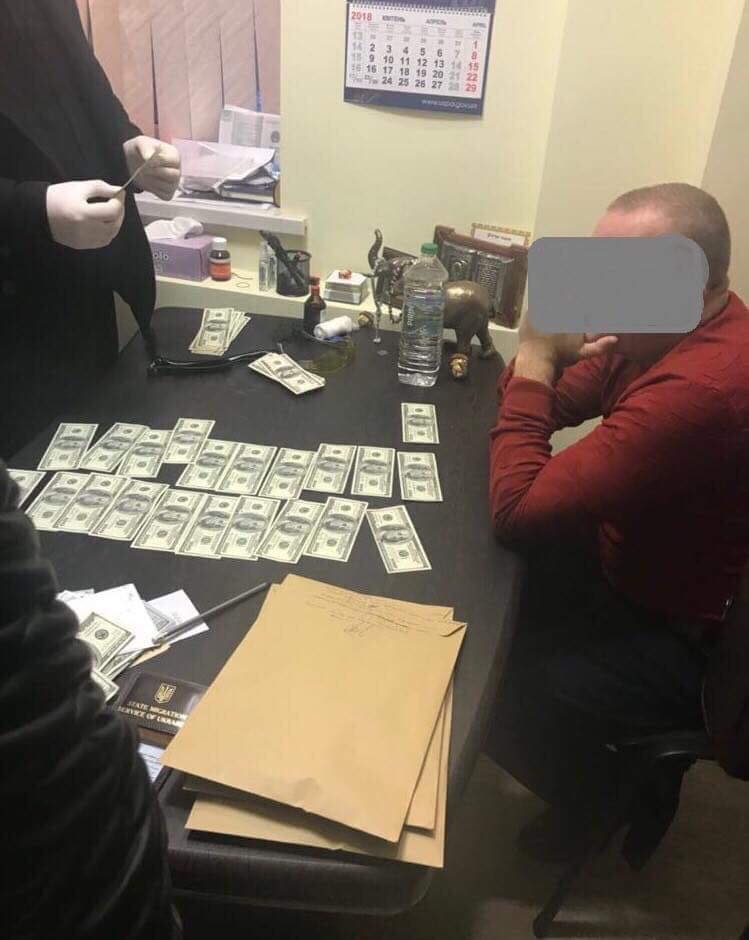 На взятке попался высокий чин в Миграционной службе Одесской области