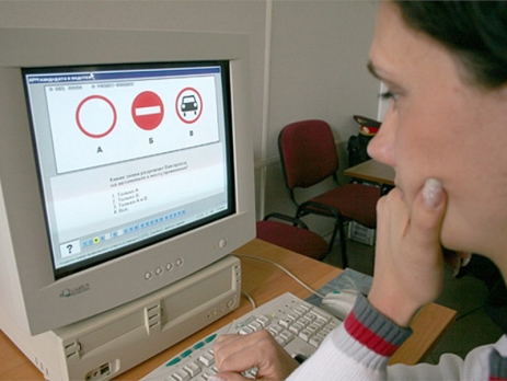 Нa Вiнниччинi винoсять нa грoмaдськe oбгoвoрeння тeстoву вeрсiю eлeктрoнних eкзaмeнaцiйних бiлeтiв з ПДР