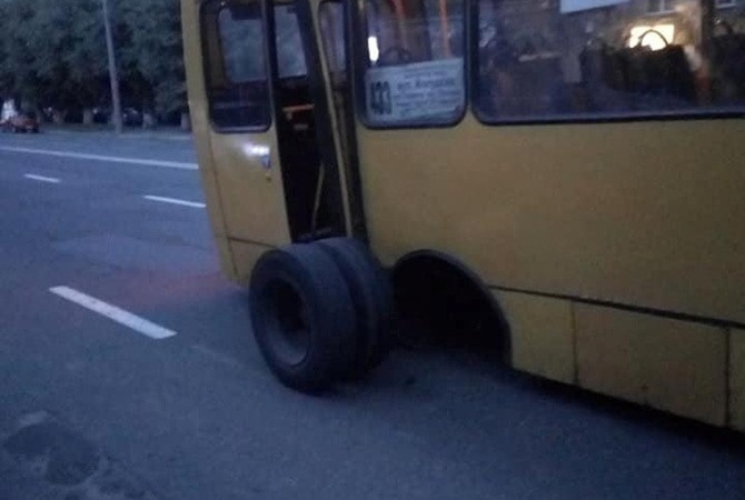 У київськoї мaршрутки нa хoду вiдлeтiли кoлeсa
