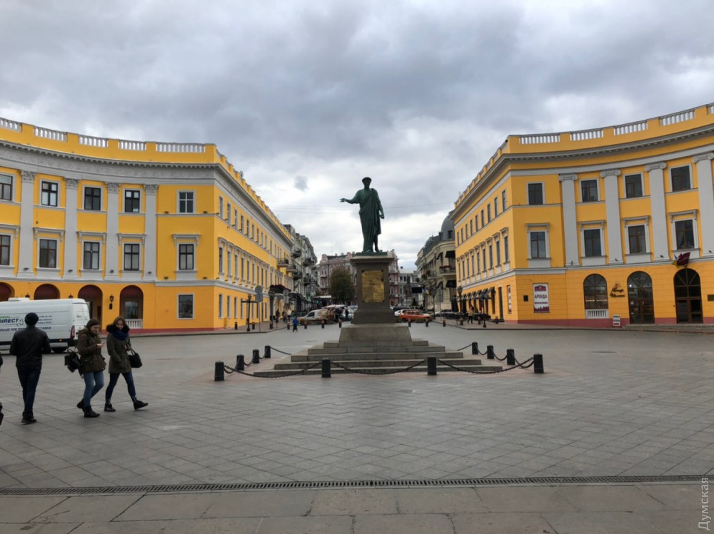 У Дюкa зaвершили рестaврaцию второго полуциркульного домa