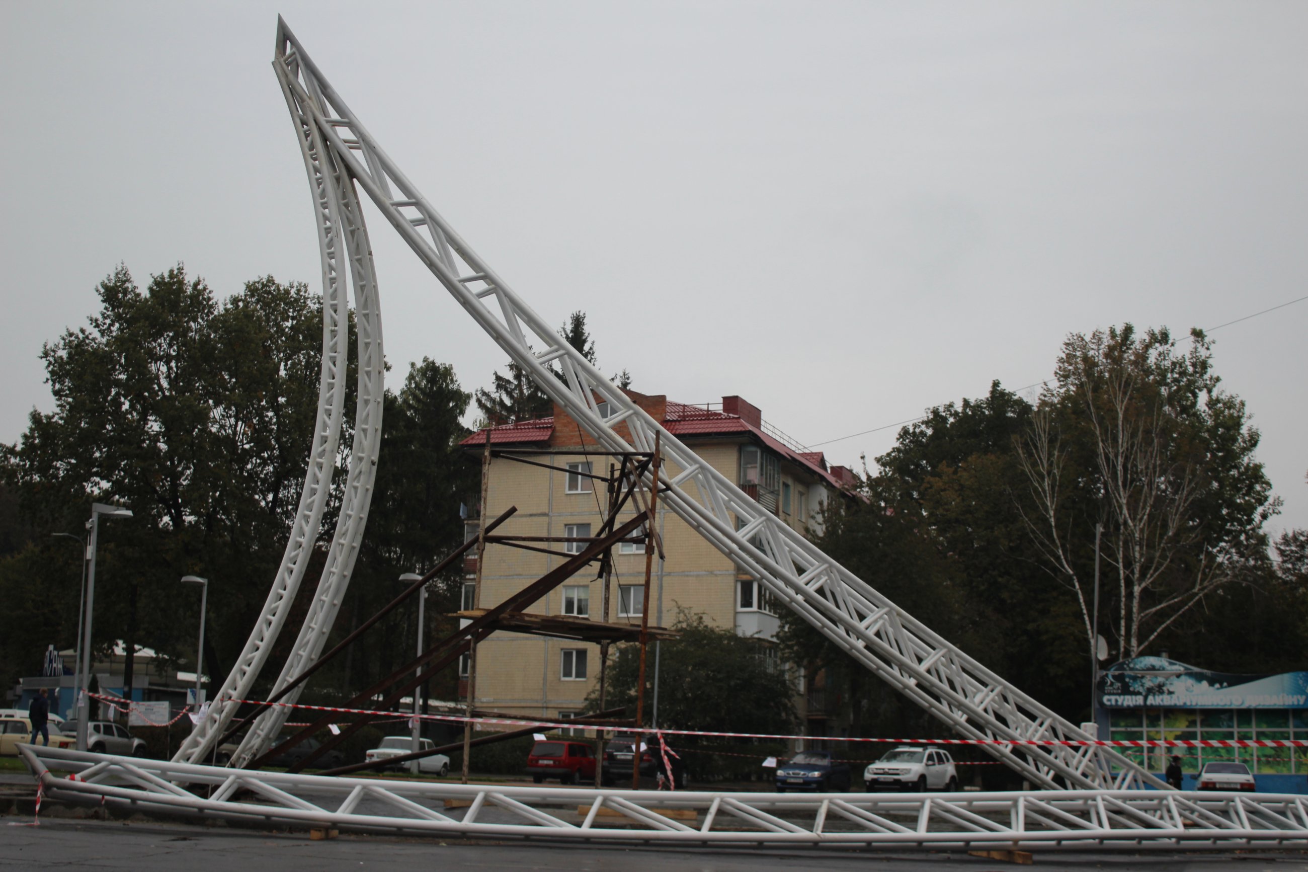 На площі Могилка монтують конструкцію до вінницького літака МіГ-15 (Фото)