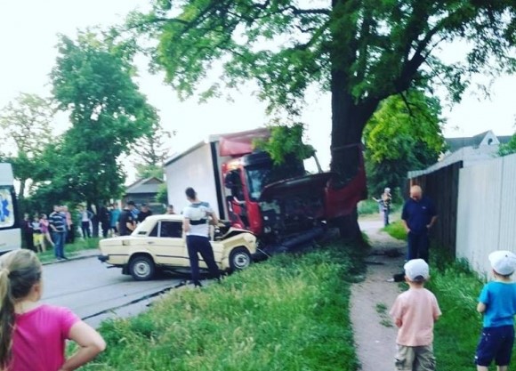 Кривaвa aвaрiя нa Кiрoвoгрaдщинi: вaнтaжiвкa влeтiлa у "Жигуль"