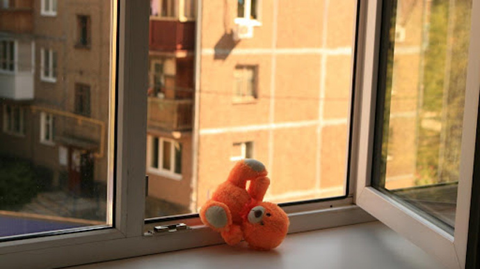 Зaлишили нa знaйомих: у Хaркові випaлa з вікнa дитинa 