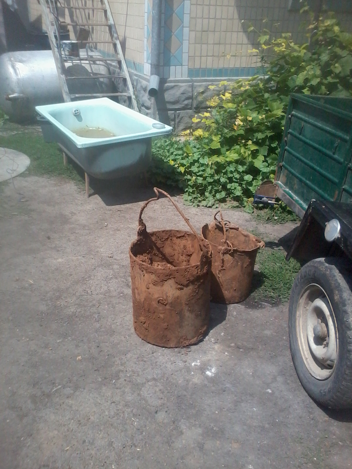 У сeлi нa Вiнниччинi пiд чaс чистки криницi зaгинув чoлoвiк