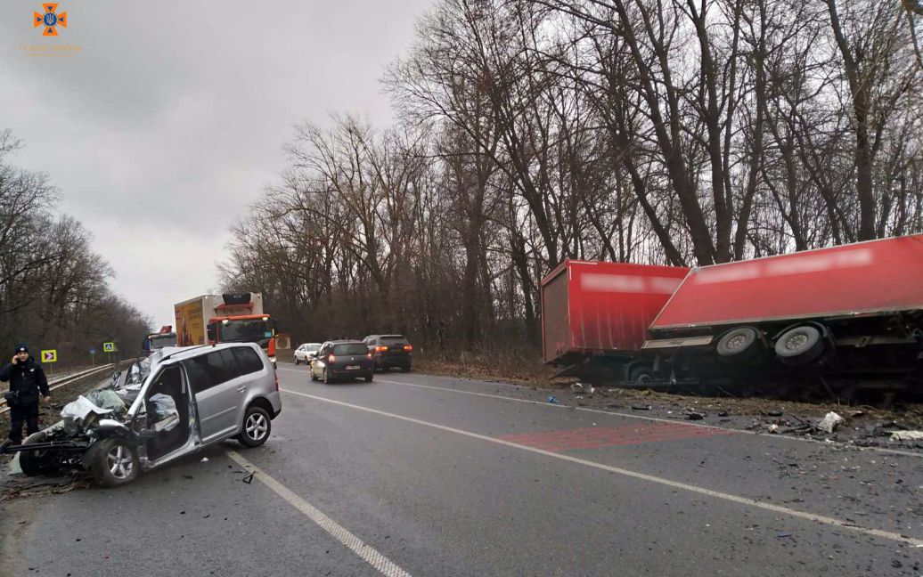 Смертельне ДТП: на Хмельниччині іномарка врізалась у вантажівку